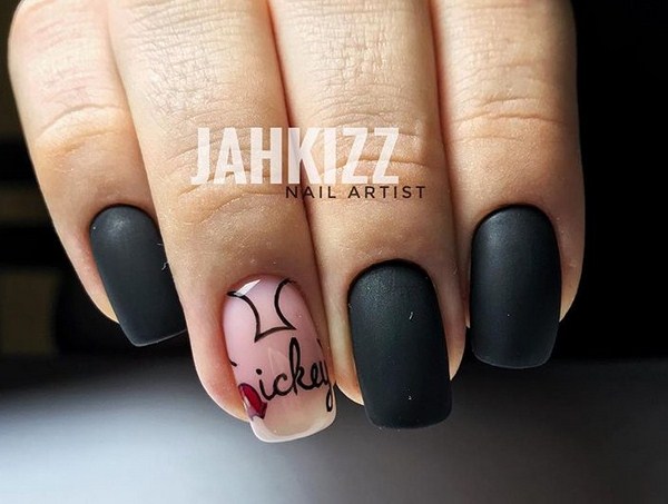 Superbe manucure avec inscriptions: mots sur les ongles - idées de photos