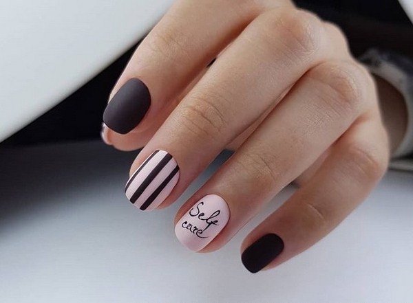 Superbe manucure avec inscriptions: mots sur les ongles - idées de photos