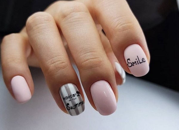 Superbe manucure avec inscriptions: mots sur les ongles - idées de photos