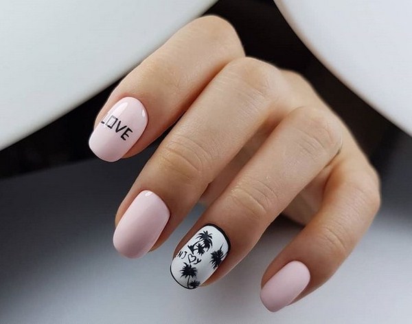 Superbe manucure avec inscriptions: mots sur les ongles - idées de photos