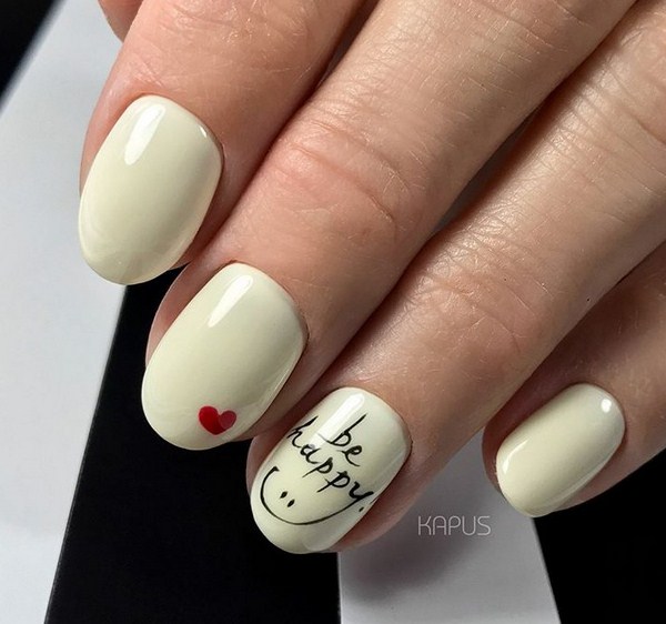 Superbe manucure avec inscriptions: mots sur les ongles - idées de photos