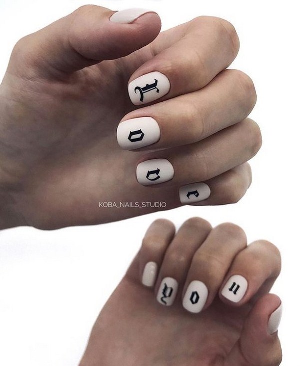Superbe manucure avec inscriptions: mots sur les ongles - idées de photos
