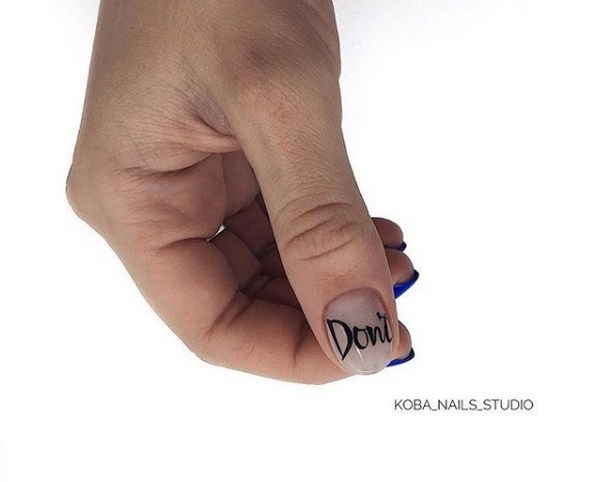 Superbe manucure avec inscriptions: mots sur les ongles - idées de photos
