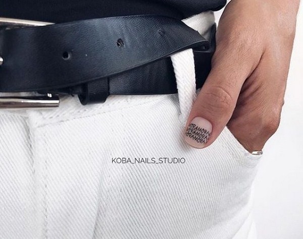 Superbe manucure avec inscriptions: mots sur les ongles - idées de photos