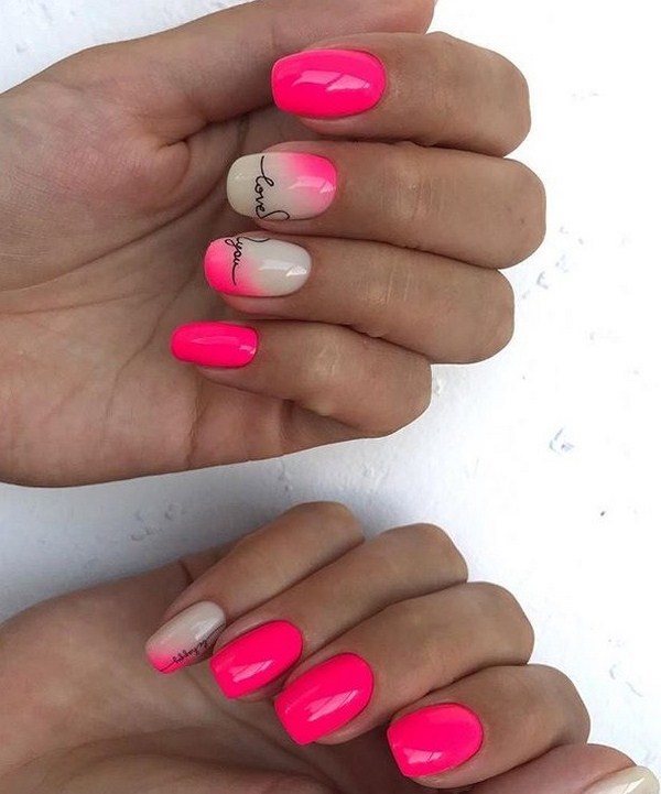 Superbe manucure avec inscriptions: mots sur les ongles - idées de photos