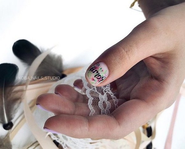 Superbe manucure avec inscriptions: mots sur les ongles - idées de photos