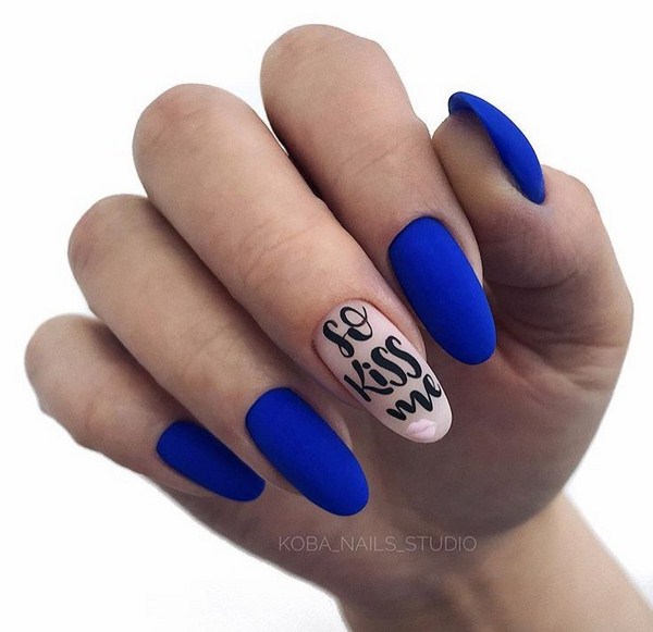 Superbe manucure avec inscriptions: mots sur les ongles - idées de photos