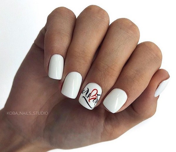 Superbe manucure avec inscriptions: mots sur les ongles - idées de photos