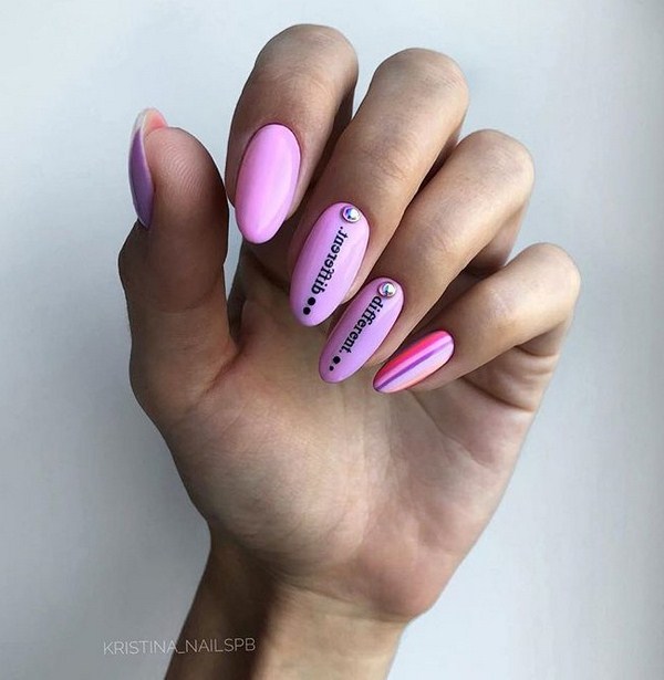 Superbe manucure avec inscriptions: mots sur les ongles - idées de photos