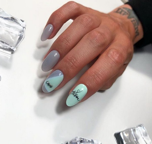 Superbe manucure avec inscriptions: mots sur les ongles - idées de photos