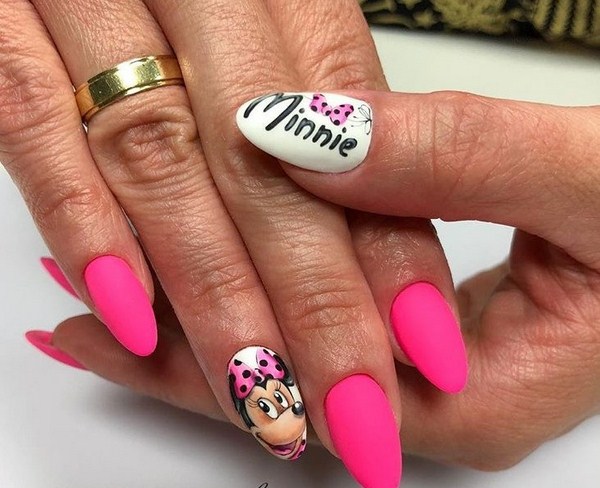 Superbe manucure avec inscriptions: mots sur les ongles - idées de photos