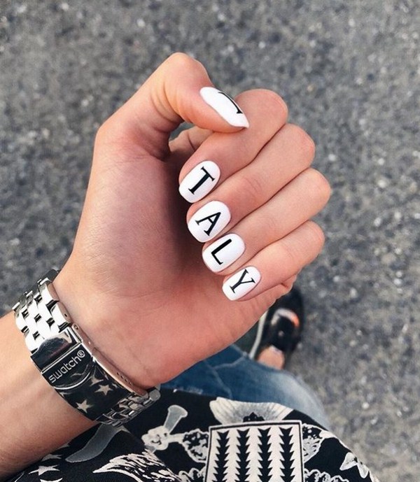 Superbe manucure avec inscriptions: mots sur les ongles - idées de photos