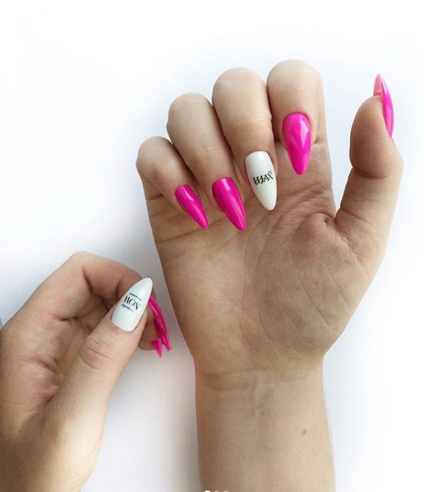 Superbe manucure avec inscriptions: mots sur les ongles - idées de photos