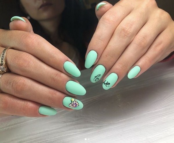 Superbe manucure avec inscriptions: mots sur les ongles - idées de photos