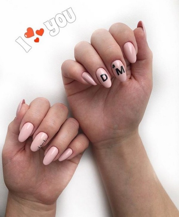 Superbe manucure avec inscriptions: mots sur les ongles - idées de photos