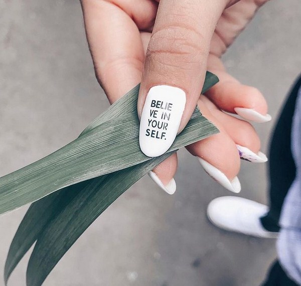 Superbe manucure avec inscriptions: mots sur les ongles - idées de photos