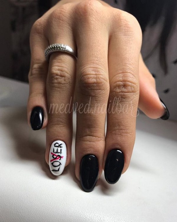 Superbe manucure avec inscriptions: mots sur les ongles - idées de photos