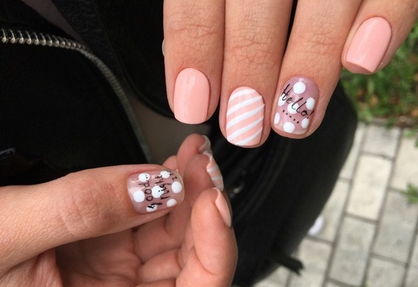 Superbe manucure avec inscriptions: mots sur les ongles - idées de photos