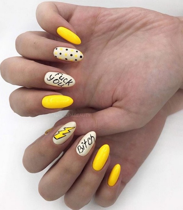 Superbe manucure avec inscriptions: mots sur les ongles - idées de photos