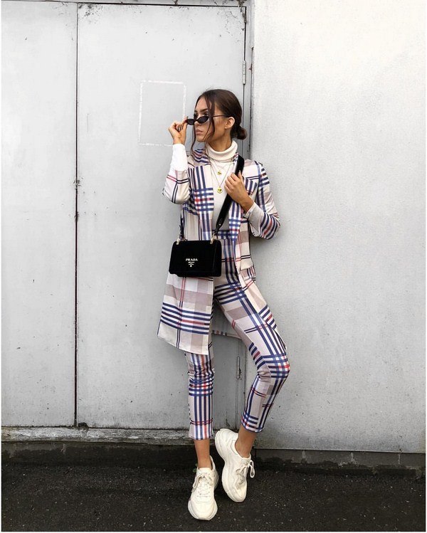 Tendances mode pour les sneakers: avec quoi porter des sneakers - voir photo