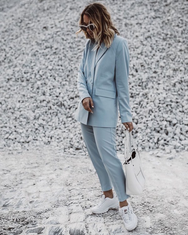 Tendances mode pour les sneakers: avec quoi porter des sneakers - voir photo