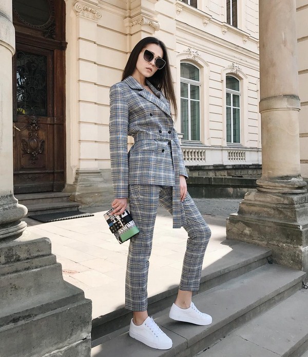 Tendances mode pour les sneakers: avec quoi porter des sneakers - voir photo