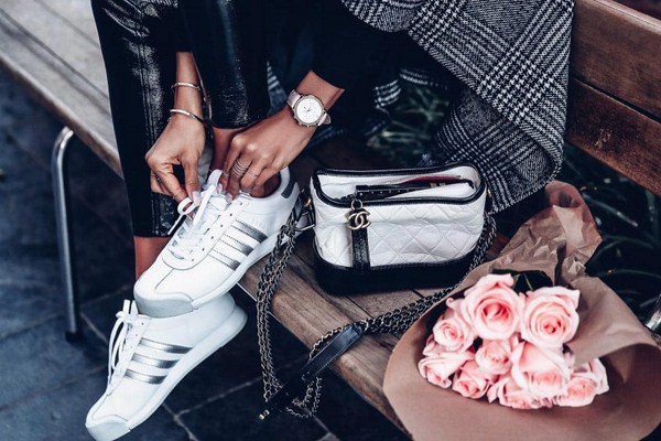 Tendances mode pour les sneakers: avec quoi porter des sneakers - voir photo