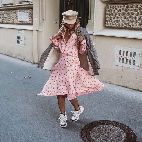 Tendances mode pour les sneakers: avec quoi porter des sneakers - voir photo