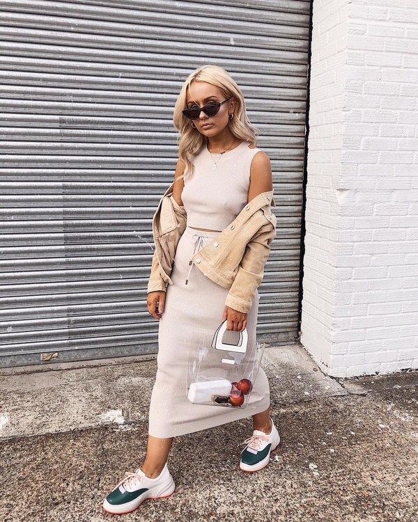 Tendances mode pour les sneakers: avec quoi porter des sneakers - voir photo