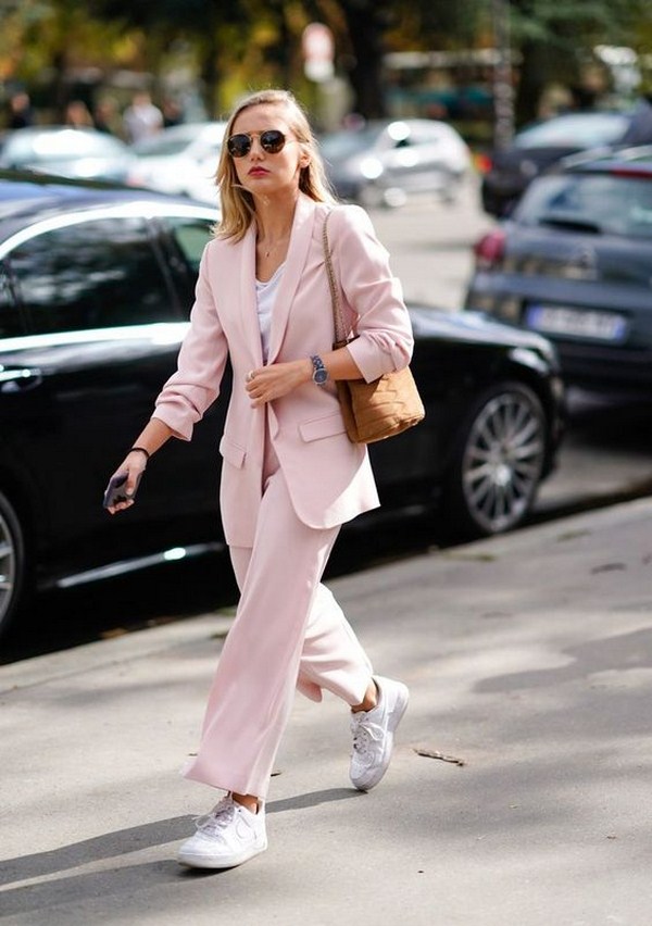 Tendances mode pour les sneakers: avec quoi porter des sneakers - voir photo