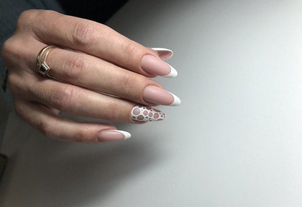 Manucure de mariage de la mariée: options de conception d'ongles luxueuses