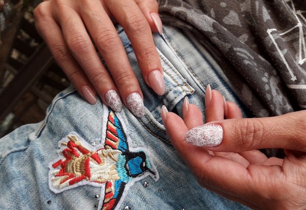 Manucure de mariage de la mariée: options de conception d'ongles luxueuses