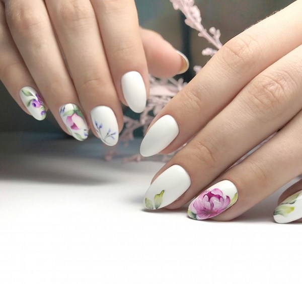 Manucure de mariage de la mariée: options de conception d'ongles luxueuses