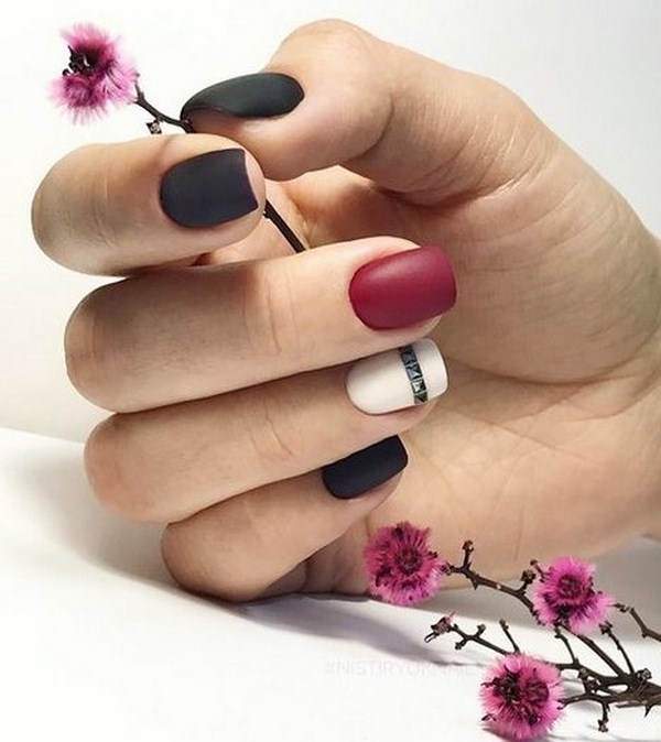 Manucure simple pour les débutants: manucure facile avec un simple vernis dans différentes techniques