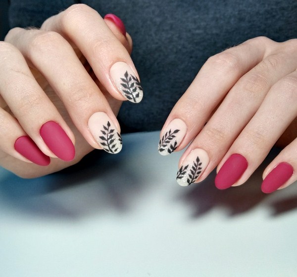 Belle manucure au design à la mode - les meilleures nouvelles de la photo