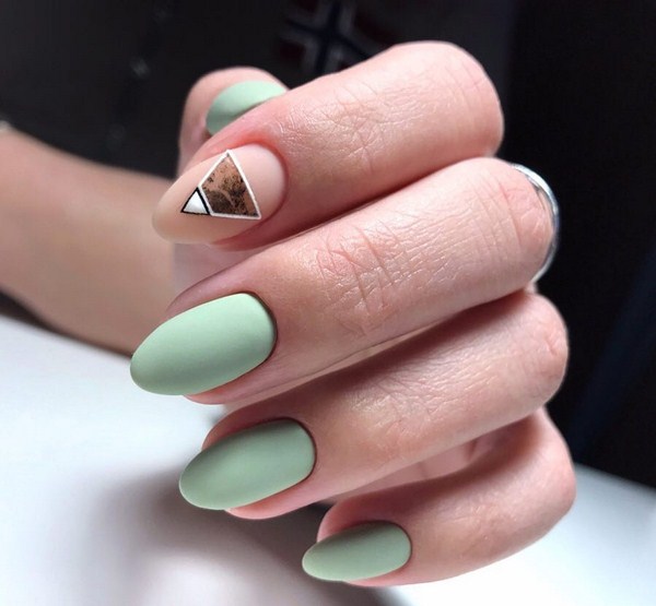 Belle manucure au design à la mode - les meilleures nouvelles de la photo
