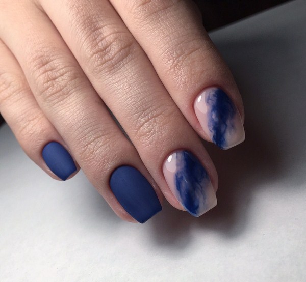 Belle manucure au design à la mode - les meilleures nouvelles de la photo