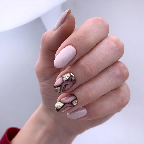 Belle manucure au design à la mode - les meilleures nouvelles de la photo