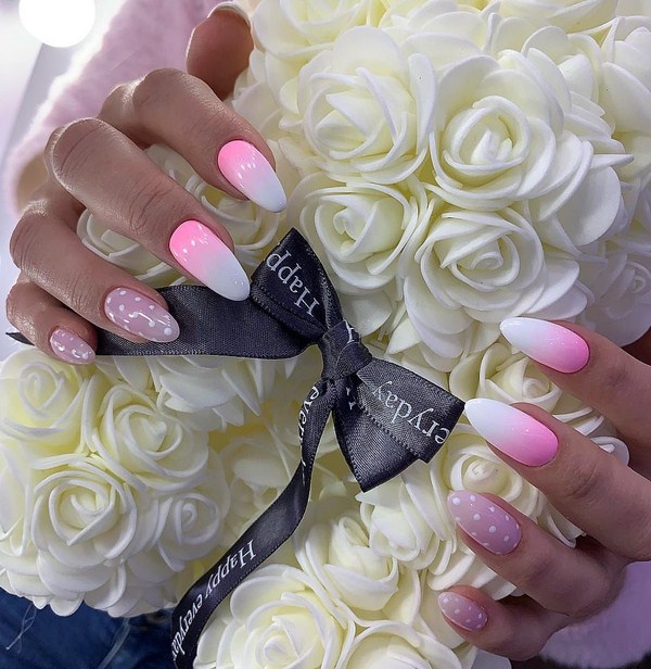 Belle manucure au design à la mode - les meilleures nouvelles de la photo