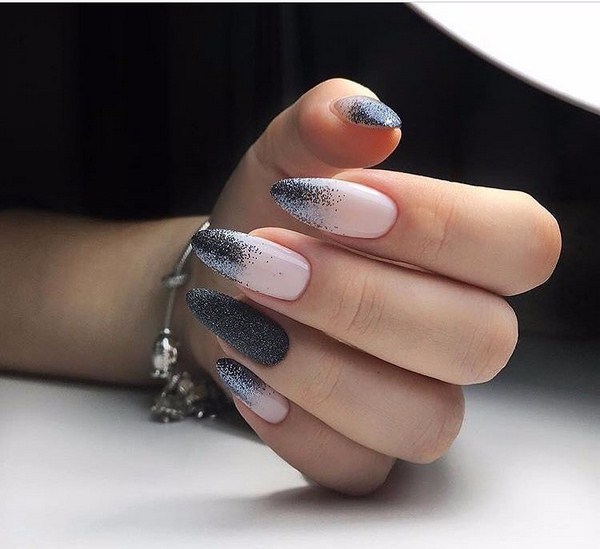 Belle manucure au design à la mode - les meilleures nouvelles de la photo