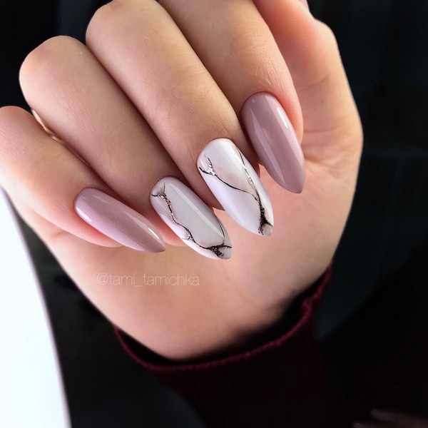 Belle manucure au design à la mode - les meilleures nouvelles de la photo