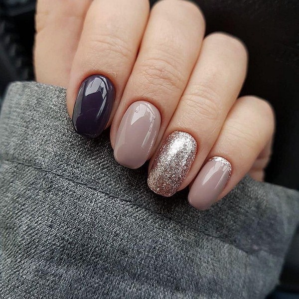 Belle manucure au design à la mode - les meilleures nouvelles de la photo