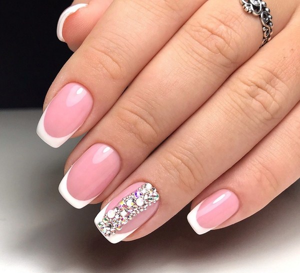 Belle manucure au design à la mode - les meilleures nouvelles de la photo