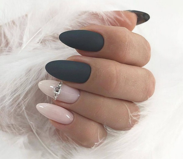 Belle manucure au design à la mode - les meilleures nouvelles de la photo