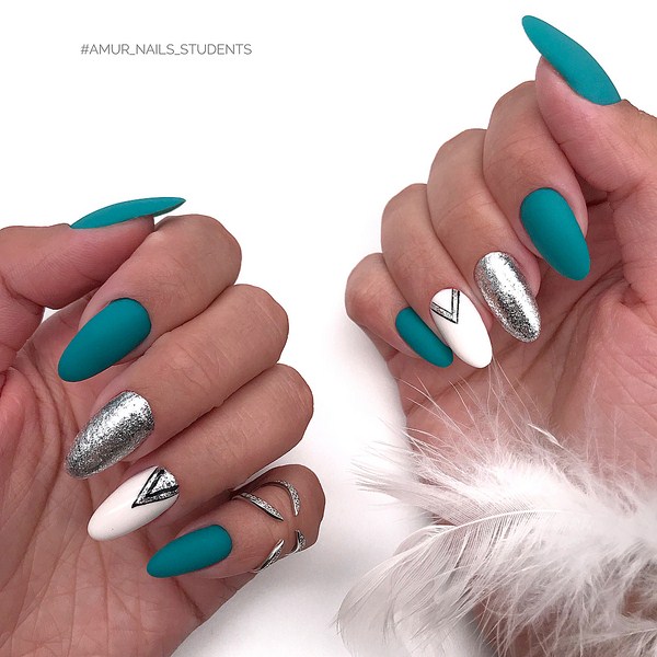 Belle manucure au design à la mode - les meilleures nouvelles de la photo