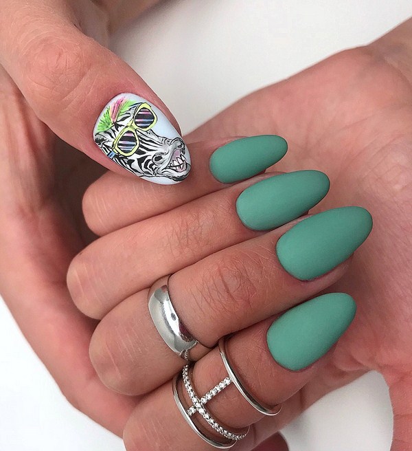 Belle manucure au design à la mode - les meilleures nouvelles de la photo