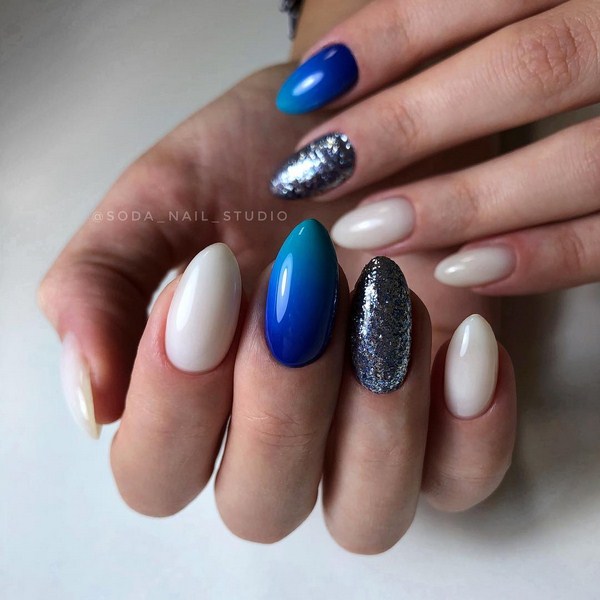 Belle manucure au design à la mode - les meilleures nouvelles de la photo