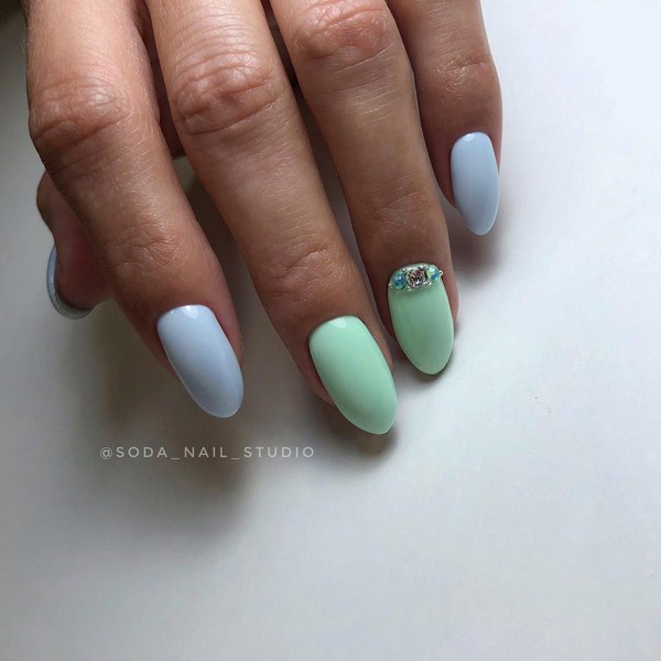 Belle manucure au design à la mode - les meilleures nouvelles de la photo