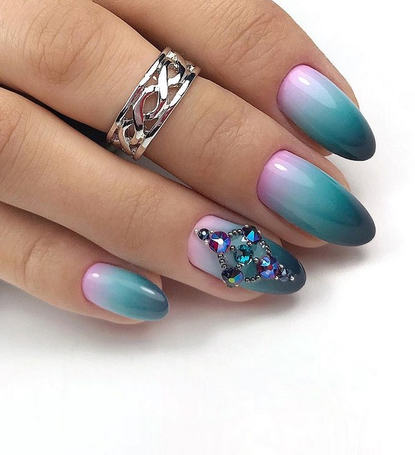 Belle manucure au design à la mode - les meilleures nouvelles de la photo