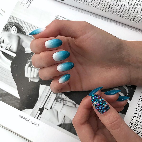 Belle manucure au design à la mode - les meilleures nouvelles de la photo